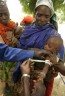 Pásek na ruce dítěte je měřítko na zjišťování podvýživy. Niger, 2005. Foto Radhika Chalasani, UNICEF.
