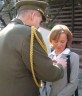 Plukovník Jan Černík připíná Blance Liškové (ČRDM) Pamětní odznak Posádkového velitelství Praha 