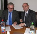 Podpis prohlášení o spolupráci mezi ČRDM a NIDM, vlevo ředitel NIDM Jiří Veverka, vpravo Pavel Trantina.