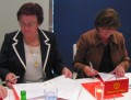 Výkonná ředitelka Poštovní spořitelny Vlasta Dolanská (vlevo) a ředitelka Nadace rozvoje občanské společnosti Hana Šilhánová při podpisu smlouvy k Programu překlenovací pomoci pro nestátní neziskové organizace
