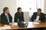 Při podpisu memoranda (zleva): koordinátor skupiny Stát Tomáš Novotný, předseda ČRDM Aleš Sedláček a předseda TOP09 Karel Schwarzenberg (Foto Tomek Hurt)