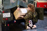 Plyšáci se stěhují z ČRDM do Afghánistánu - v pytlech a krabicích je vojáci ukládají do vojenského Land Roveru