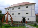 Obnovený Váchův špejchar v Drážkově nyní slouží jako muzeum a kulturní centrum