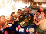 Náplň workcampu INEXu v Mexiku: ochrana čerstvě vylíhlých želviček (společný oběd)