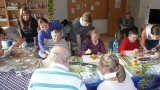 Dobrovolníci ze Střední zdravotnické školy ve Frýdku-Místku připravili pro osazenstvo tamního hospice výtvarnou dílu (foto archiv SZŠ Frýdek-Místek, 2013)