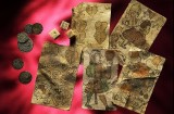 Hrací karty, kostky a mince z archeologického výzkumu ve Vladislavském sále na Pražském hradě (foto ARU 2009)